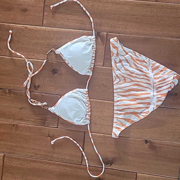 Bikini - Picture 2 of 4